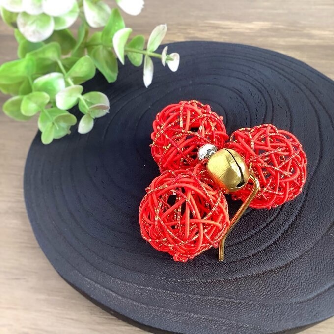 くるくる 水引玉 ポニーフック 赤 金 鈴付き 大ぶり