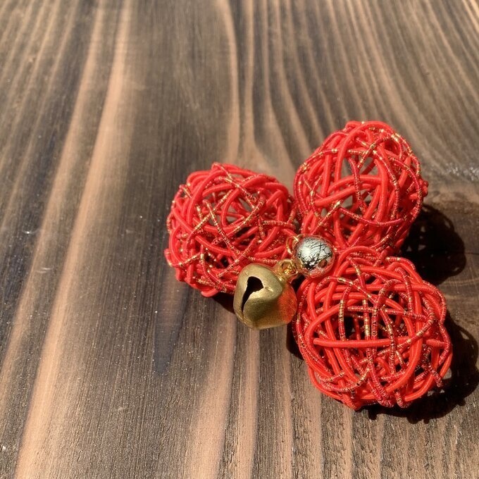 くるくる 水引玉 ポニーフック 赤 金 鈴付き 大ぶり