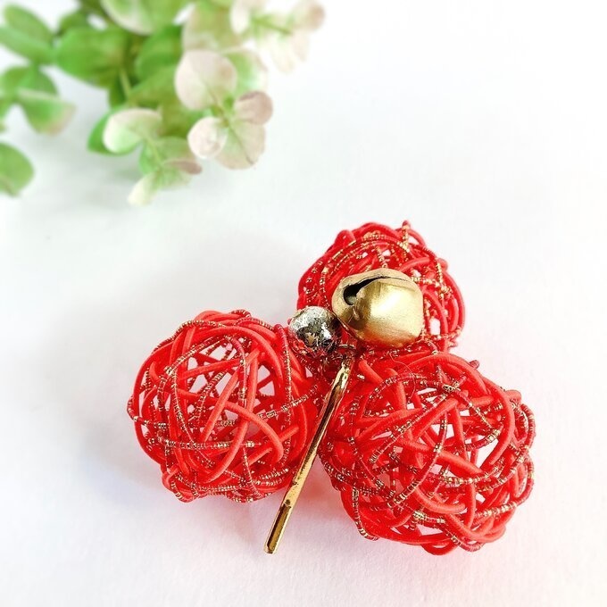 くるくる 水引玉 ポニーフック 赤 金 鈴付き 大ぶり