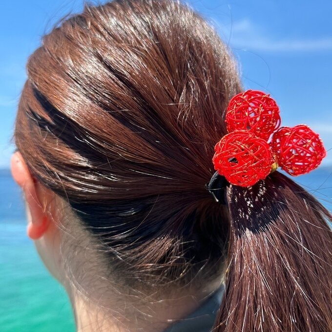 くるくる 水引玉 ポニーフック 赤 金 鈴付き 大ぶり