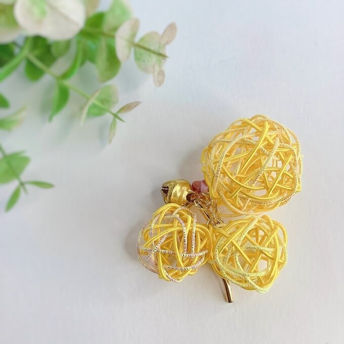 くるくる 水引玉 ポニーフック 黄色 鈴付き 大ぶり