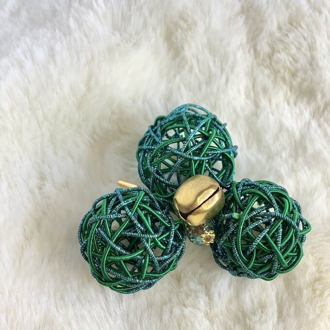 くるくる 水引玉 ポニーフック 緑 鈴付き 大ぶり