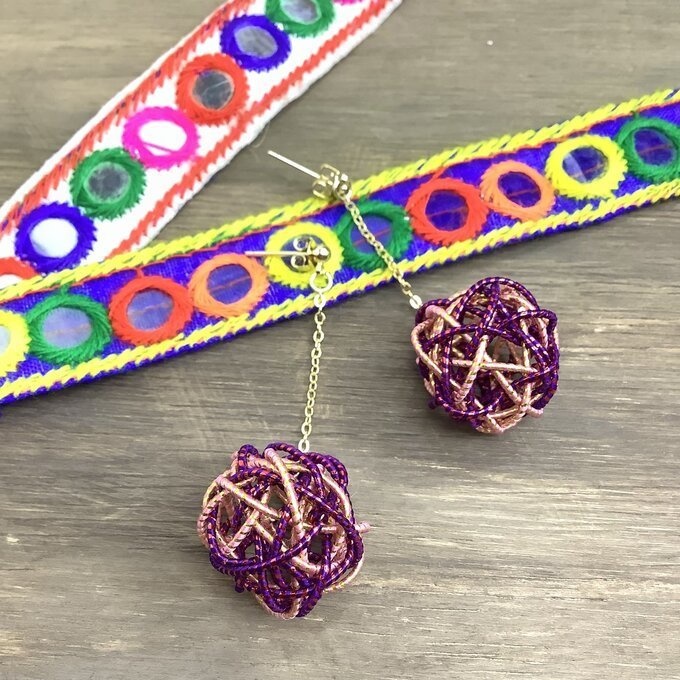 水引 くるくるボール ピアス【ぶどう畑の夕日】ゆらゆら ボルドー キラキラ ゴールド