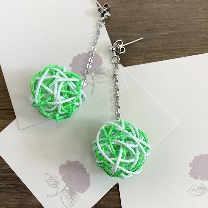 水引 くるくるボール ピアス【ネオングリーン】ゆらゆら ブルー 海 夏