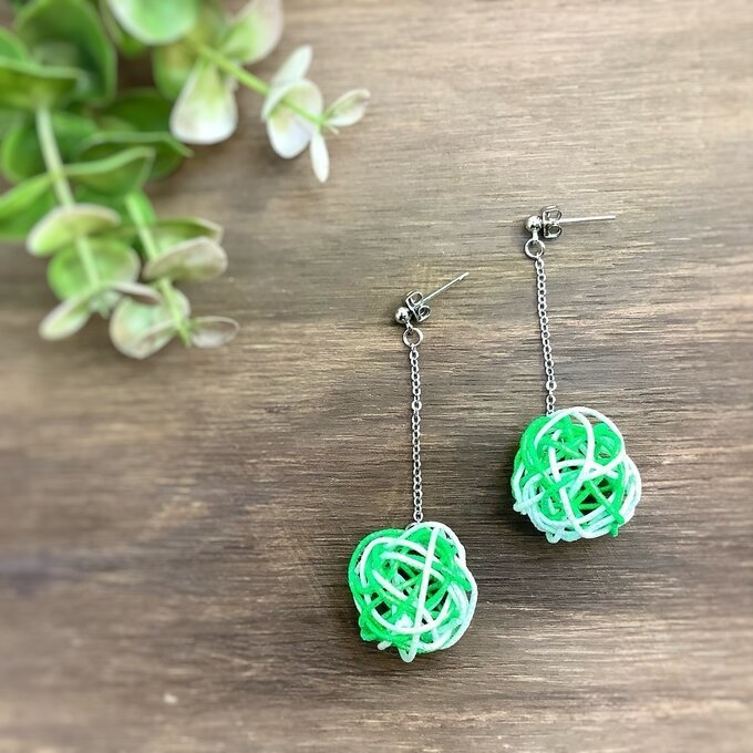 水引 くるくるボール ピアス【ネオングリーン】ゆらゆら ブルー 海 夏