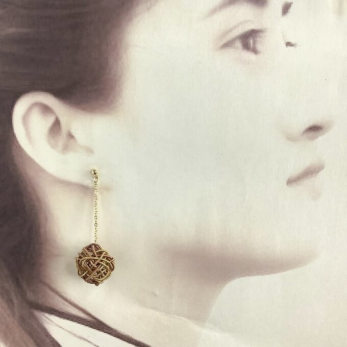 水引 くるくるボール ピアス【ゴールドブラウン】ゆらゆら 茶色 金 キラキラ