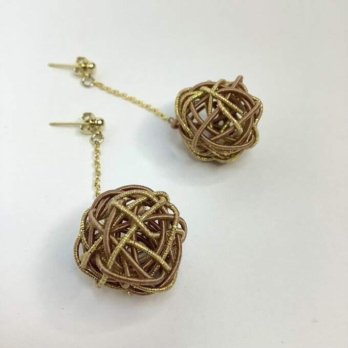 水引 くるくるボール ピアス【ゴールドブラウン】ゆらゆら 茶色 金 キラキラ