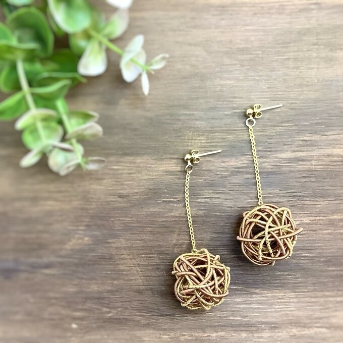 水引 くるくるボール ピアス【ゴールドブラウン】ゆらゆら 茶色 金 キラキラ