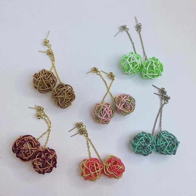 水引 くるくるボール ピアス【ゴールドブラウン】ゆらゆら 茶色 金 キラキラ