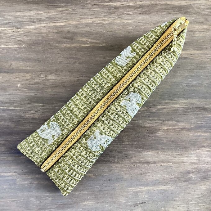 【シーサー】畳縁 テトラ型 ペンケース 獅子 沖縄 辛子色 マスタード 黄色