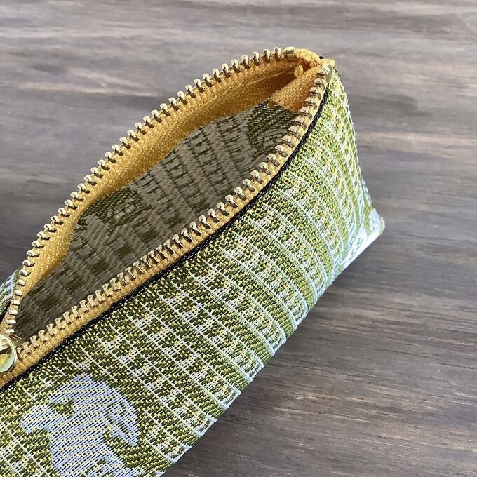 【シーサー】畳縁 テトラ型 ペンケース 獅子 沖縄 辛子色 マスタード 黄色