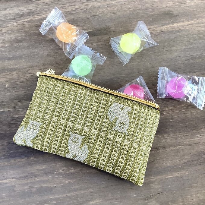 【シーサー】畳縁 ぺたんこ ミニポーチ 小銭入れ カードケース 獅子 沖縄 辛子色 マスタード 黄色