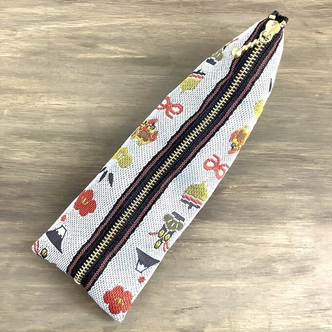 【おめでた柄】畳縁 テトラ型 ペンケース 白 正月 縁起物 辰 富士山 松竹梅