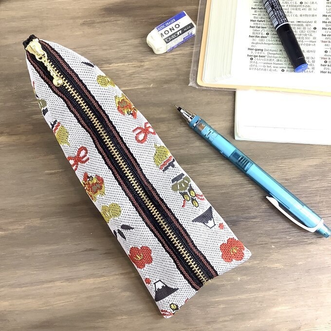 【おめでた柄】畳縁 ぺたんこ ミニポーチ カードケース 小銭入れ 白 正月 縁起物 辰 富士山 松竹梅