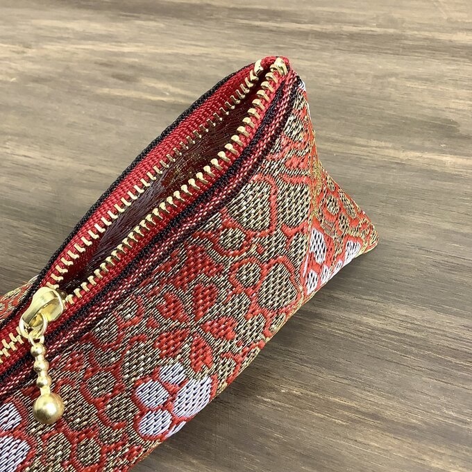 【肉球と桜】畳縁 テトラ型 ペンケース 和風 赤 金 足あと 犬 猫