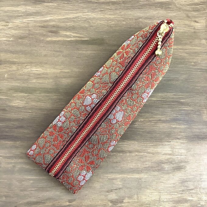 【肉球と桜】畳縁 テトラ型 ペンケース 和風 赤 金 足あと 犬 猫