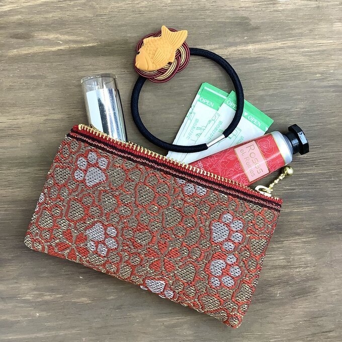 【肉球と桜】畳縁 テトラ型 ペンケース 和風 赤 金 足あと 犬 猫