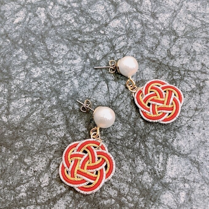【ことほぎ】水引 お花とコットンパール ピアス 赤 金 銀 ゆらゆら