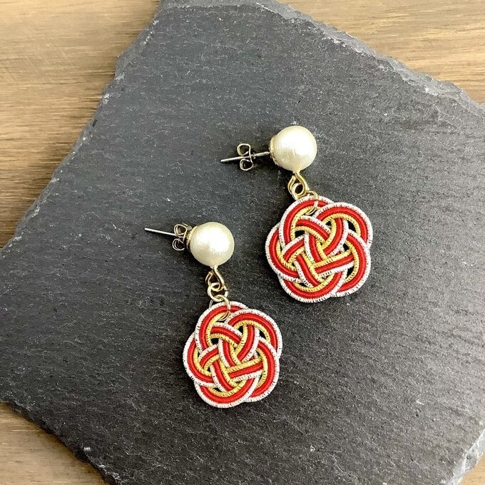 【ことほぎ】水引 お花とコットンパール ピアス 赤 金 銀 ゆらゆら