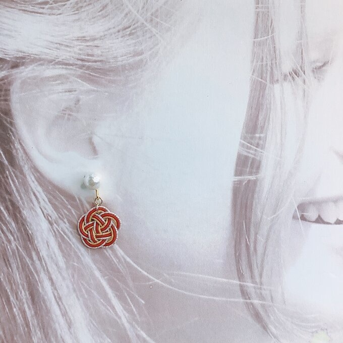 【ことほぎ】水引 お花とコットンパール ピアス 赤 金 銀 ゆらゆら