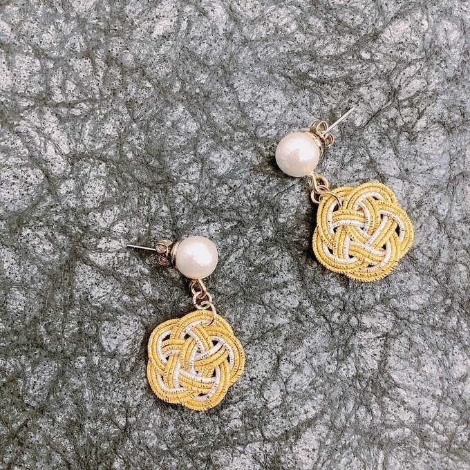 【黄金色】水引 お花とコットンパール ピアス 金 銀 ゆらゆら キラキラ