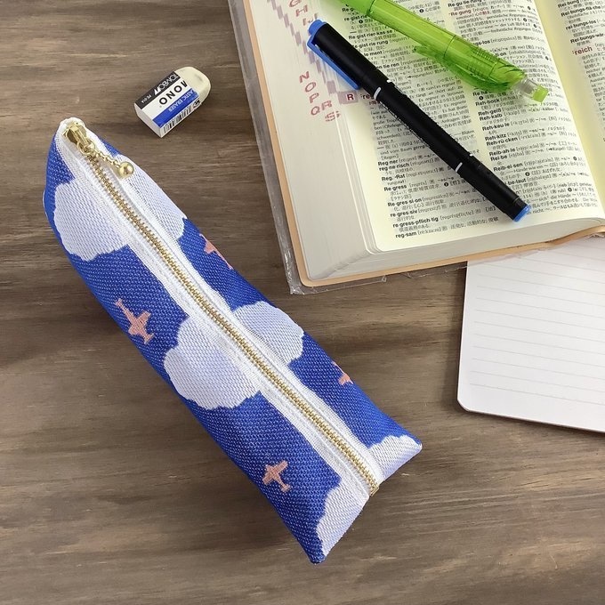 【飛行機と雲】畳縁　テトラ型　ペンケース　空　青　紺