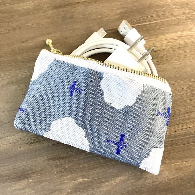 【飛行機と雲】畳縁 テトラ型 ペンケース 空 曇り空 グレー