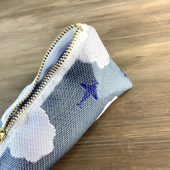 【飛行機と雲】畳縁 テトラ型 ペンケース 空 曇り空 グレー