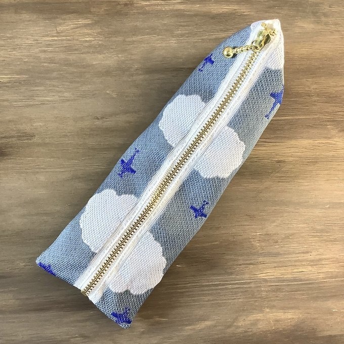 【飛行機と雲】畳縁 テトラ型 ペンケース 空 曇り空 グレー