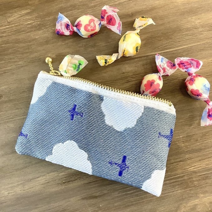 【飛行機と雲】畳縁 ぺたんこ ミニポーチ 小銭入れ カードケース 空 曇り空 グレー