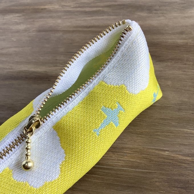 【飛行機と雲】畳縁 テトラ型 ペンケース 空 黄金空 黄色