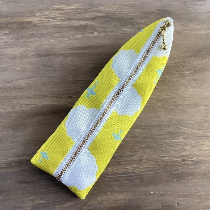 【飛行機と雲】畳縁 テトラ型 ペンケース 空 黄金空 黄色