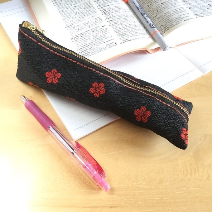 【夜の梅】畳縁 テトラ型 ペンケース 黒 梅 紅梅 春