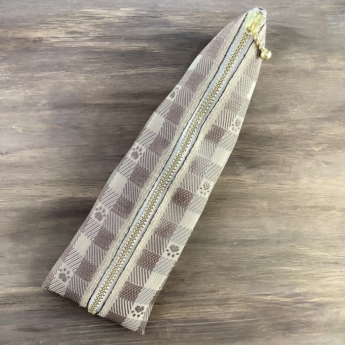 【肉球&ギンガム】畳縁 テトラ型 ペンケース 和風 茶色 ベージュ 足あと 犬 猫