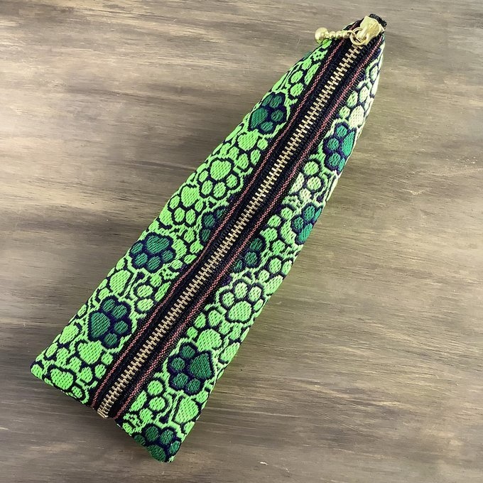 【肉球と桜】畳縁 テトラ型 ペンケース 和風 ネオングリーン 緑 蛍光 足あと 犬
