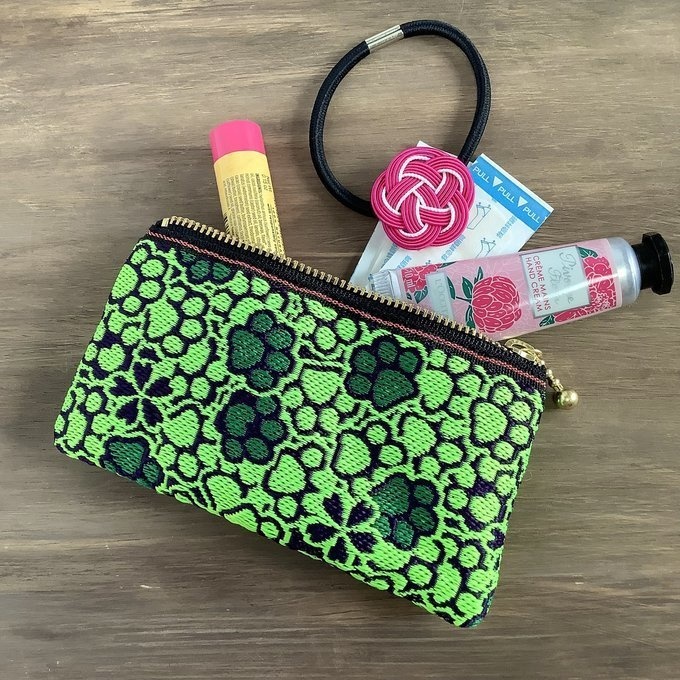 【肉球と桜】畳縁 テトラ型 ペンケース 和風 ネオングリーン 緑 蛍光 足あと 犬