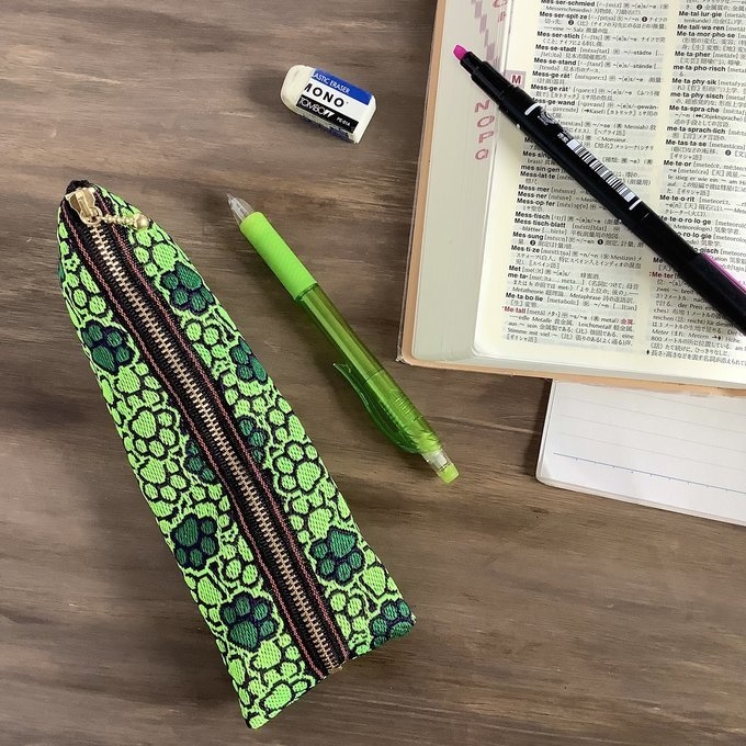 【肉球と桜】畳縁 ぺたんこ 小銭入れ ミニポーチ カードケース 和風 ネオングリーン 緑 蛍光 足あと 犬 猫