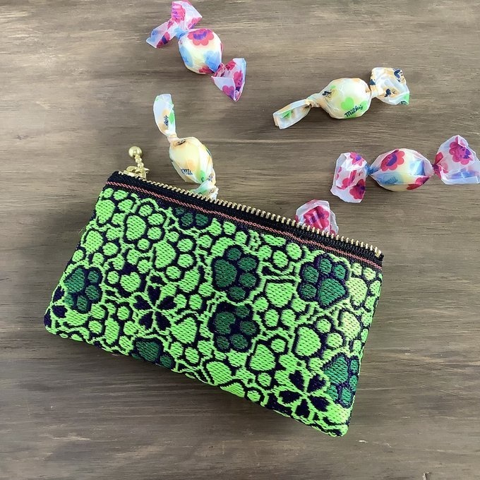 【肉球と桜】畳縁 ぺたんこ 小銭入れ ミニポーチ カードケース 和風 ネオングリーン 緑 蛍光 足あと 犬 猫