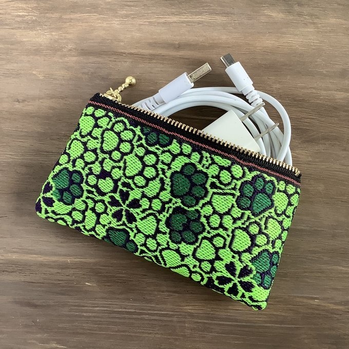 【肉球と桜】畳縁 ぺたんこ 小銭入れ ミニポーチ カードケース 和風 ネオングリーン 緑 蛍光 足あと 犬 猫