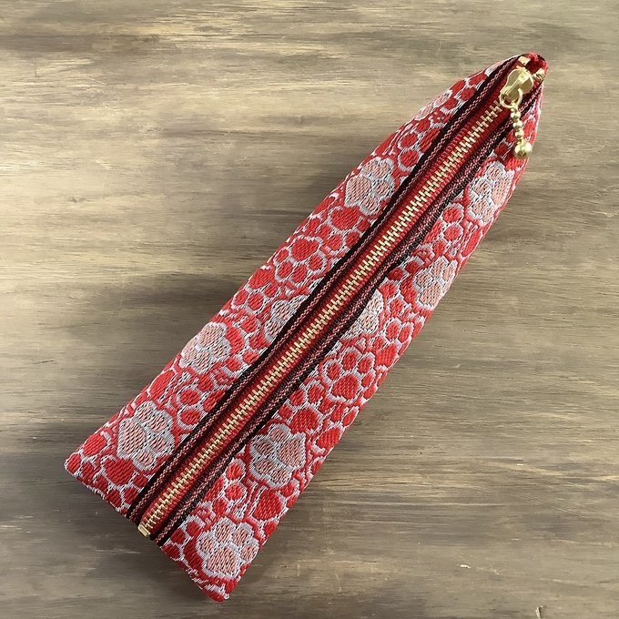 【肉球と桜】畳縁 テトラ型 ペンケース 和風 赤 銀 足あと 犬 猫