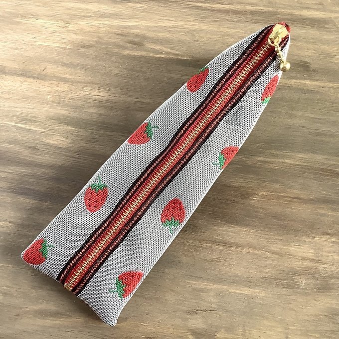 【大きめイチゴ】畳縁 テトラ型 ペンケース 可愛い いちご ストロベリー レトロ