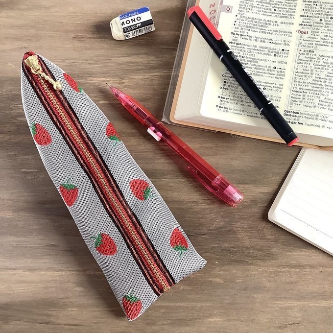 【大きめイチゴ】畳縁 ぺたんこ ミニポーチ 小銭入れ カードケース いちご ストロベリー レトロ 可愛い