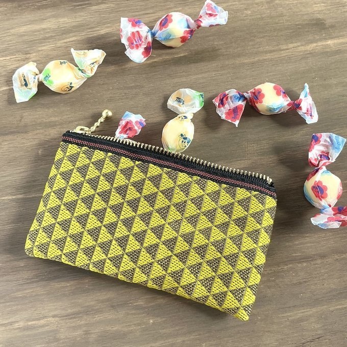 【鱗模様】畳縁 ぺたんこ ミニポーチ カードケース 小銭入れ 黄色 金 幾何学模様 三角 クール