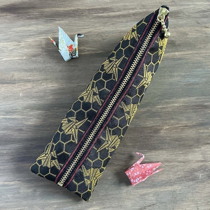 【折り鶴】畳縁 テトラ型 ペンケース 黒 金 亀甲 鶴 和風 千羽鶴 平和