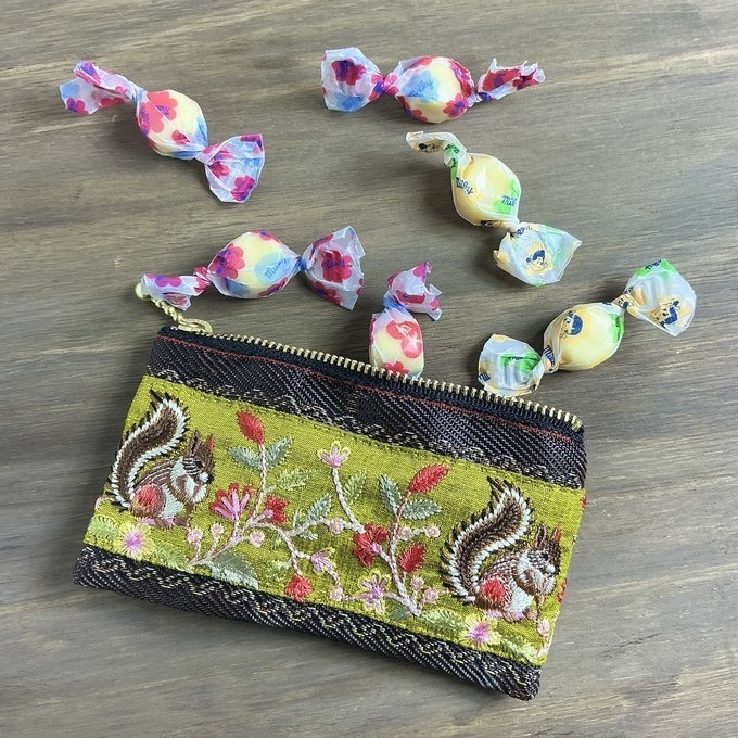 【りす】畳縁&刺繍リボン ぺたんこ ミニポーチ 小銭入れ カードケース 可愛い リス