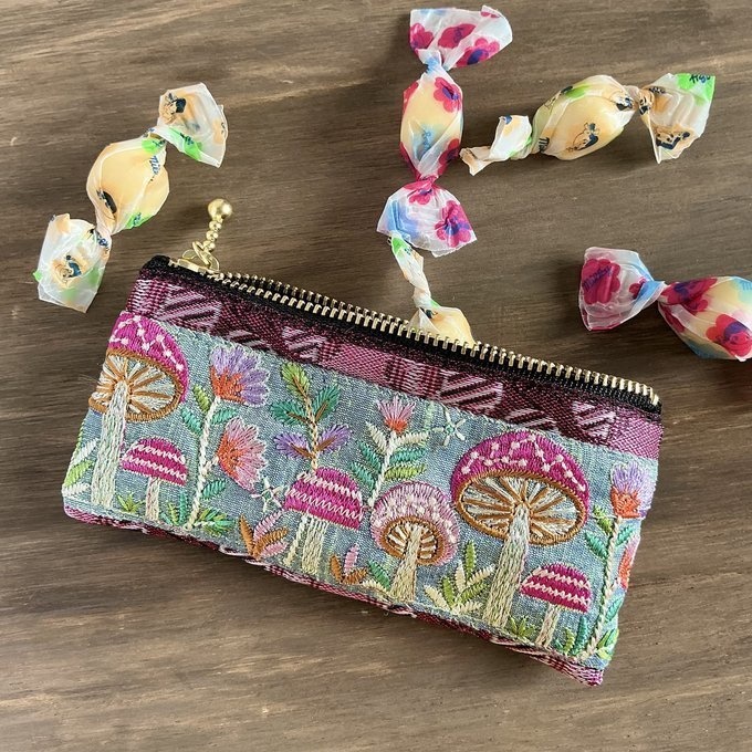 【きのこ】畳縁&刺繍リボン ぺたんこ ミニポーチ 小銭入れ カードケース 可愛い ベニテングダケ