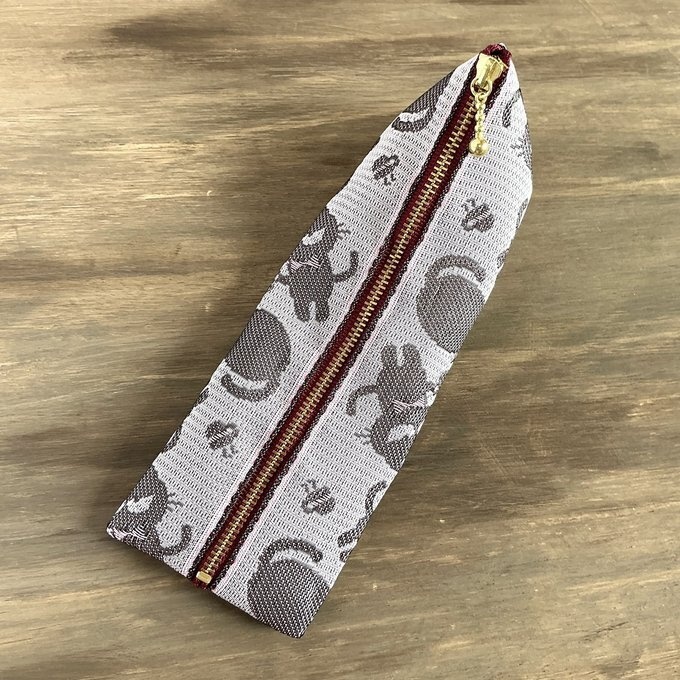 【おちゃめ猫】畳縁 テトラ型 ペンケース ピンク 灰桜 シルエット