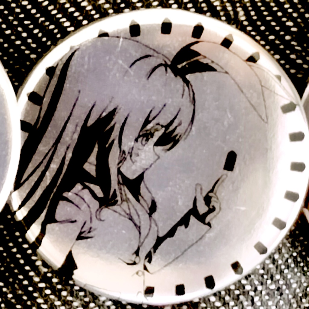 うどんげメタリック缶バッジあなざー