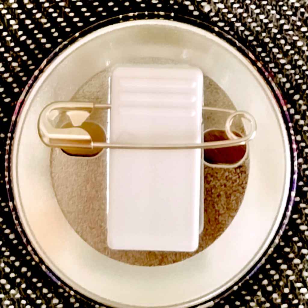 渡里ニナメタリック缶バッジあなざー