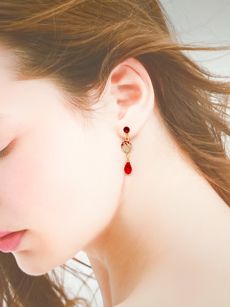 ツイステ イメージ 赤の女王のローズガーデンピアス